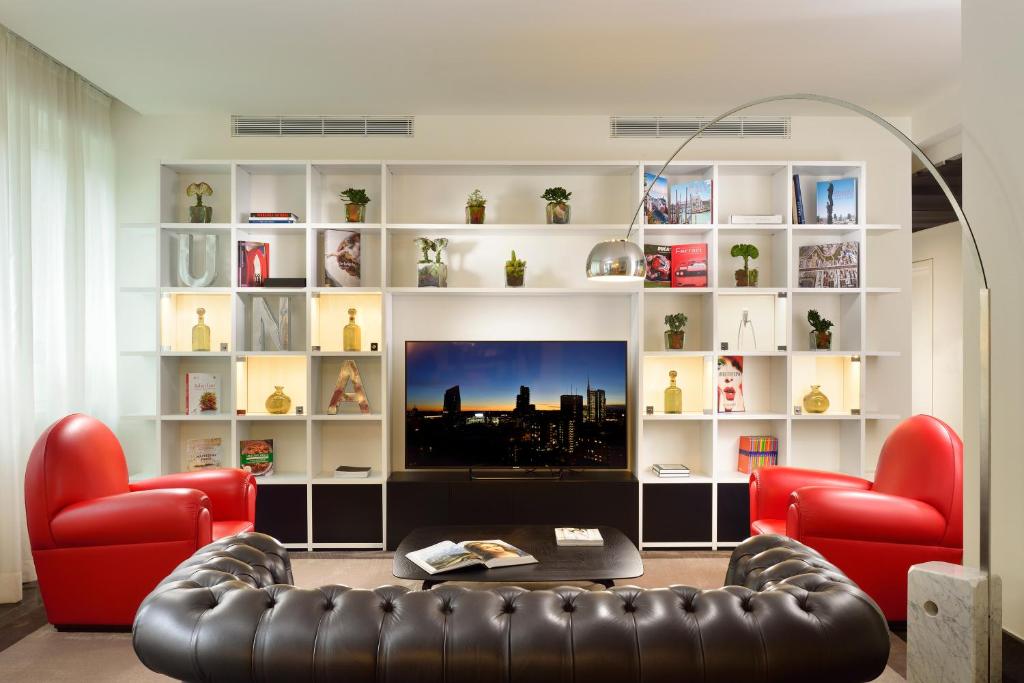 Telewizja i/lub zestaw kina domowego w obiekcie UNA HOTELS Century Milano