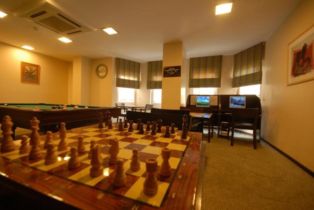 TV a/nebo společenská místnost v ubytování Çanak Hotel