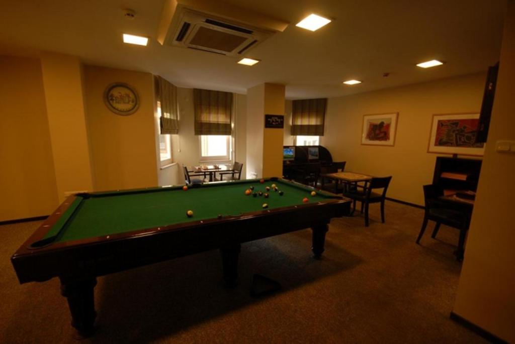 Biliár nebo kulečník v ubytování Çanak Hotel