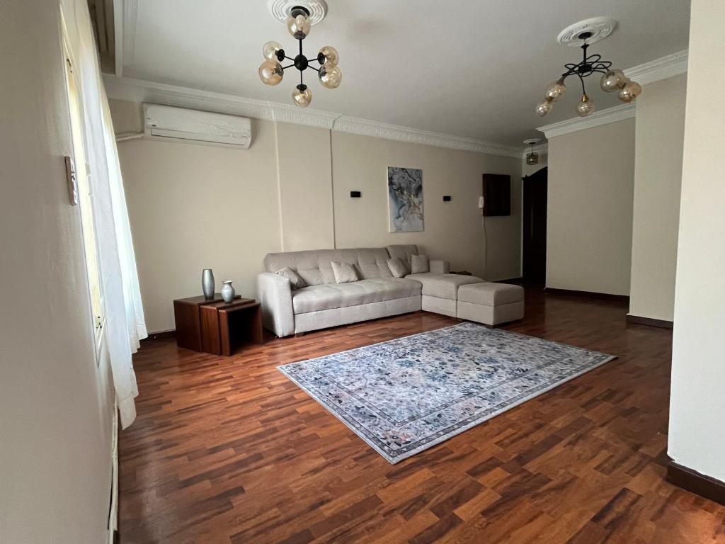 Posezení v ubytování Comfy 2 Bedroom Luxury apartment in Rehab city