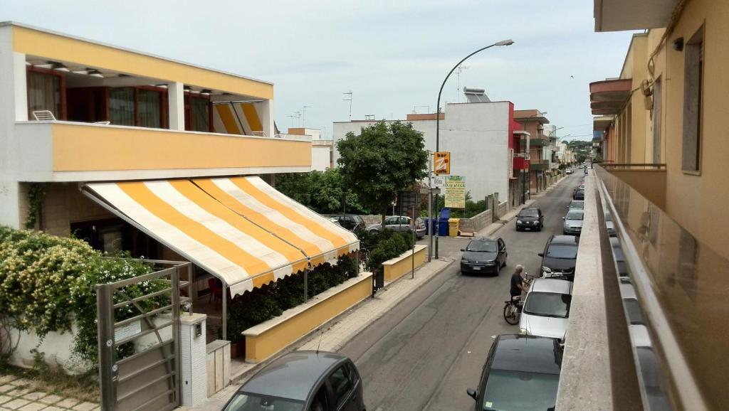 ポルト・チェザーレオにあるCamere Lorenzoの路上駐車の街路