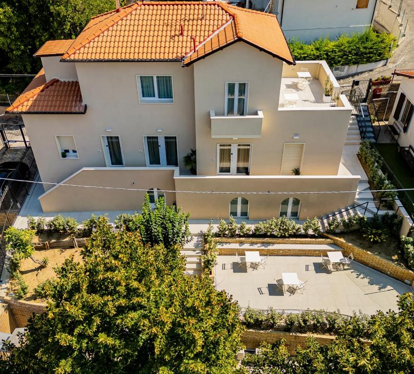 an aerial view of a white house with an orange roof at Affittacamere La Nuvola in Chieti