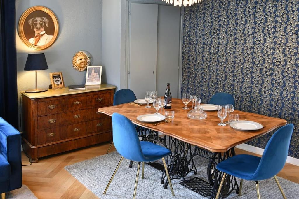 - une table en bois avec des chaises et des verres à vin dans l'établissement Envole moi vers la lune - 4 guests - 2 BR - City, à Colmar