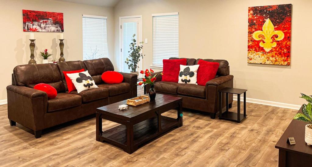 Una sala de estar con dos sofás y una mesa. en Mid-term Hub 2 King Beds Workspace, en Lake Charles
