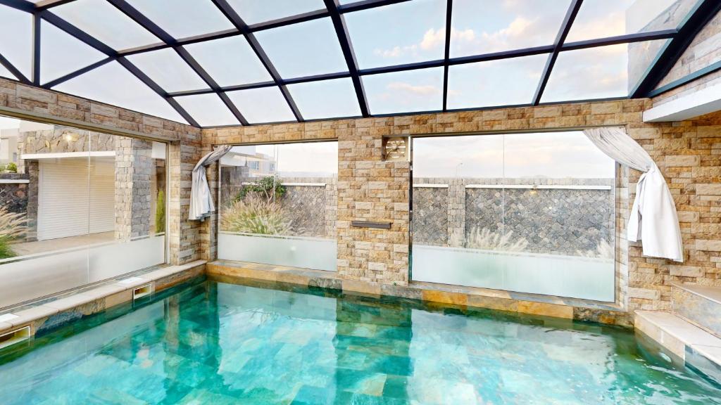 Bazén v ubytování استراحة دهجان Dehjan chalet nebo v jeho okolí