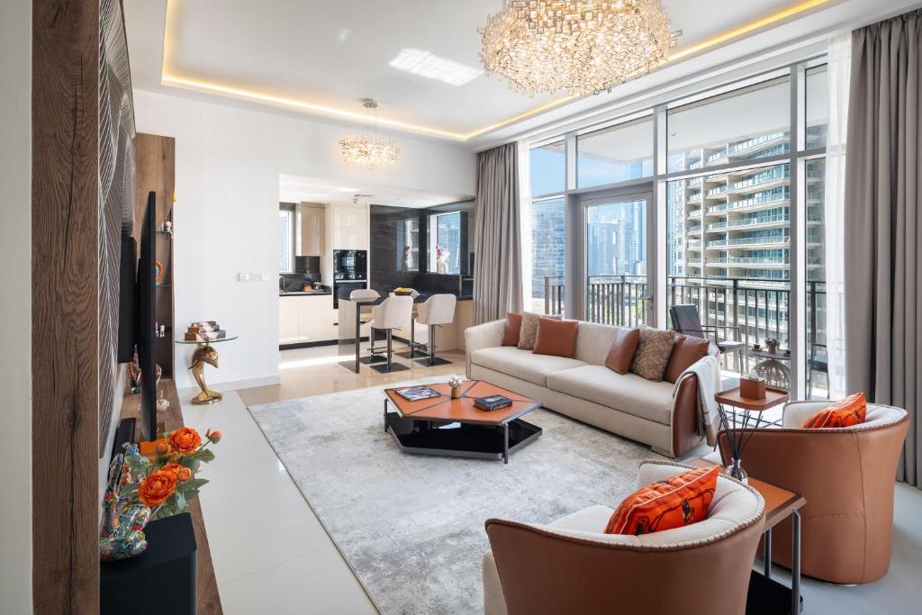 迪拜Downtown Luxury Treat - Premium Location! 2 bedroom!的客厅里有一张沙发和一张桌子。