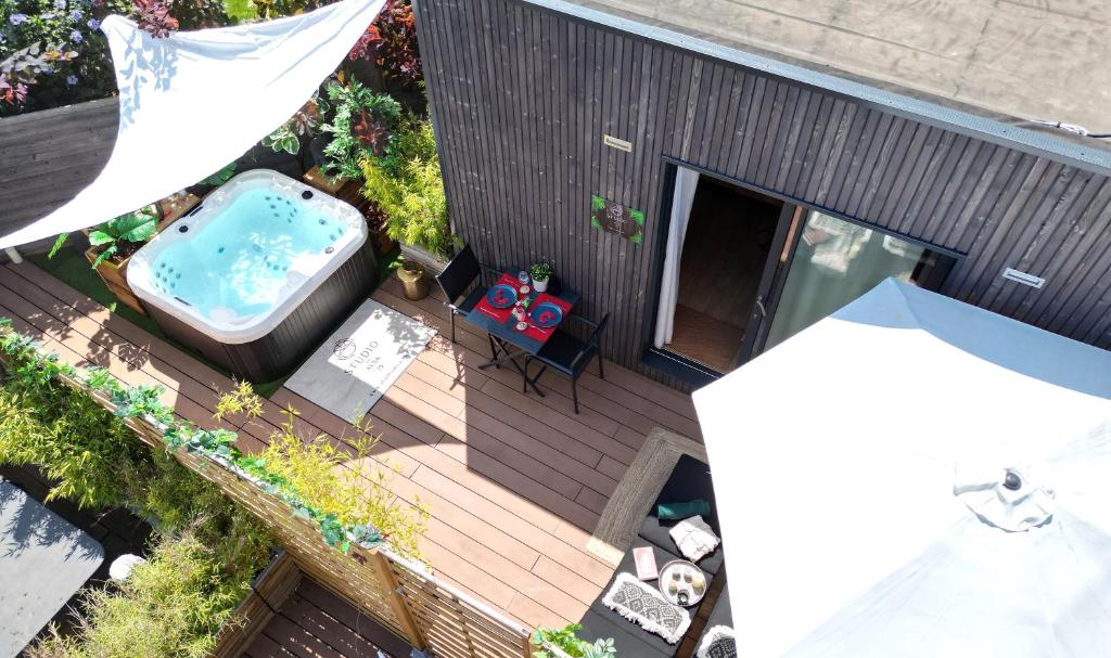 Bazén v ubytování Gîte Studio Alsa 15 avec Jacuzzi privatif nebo v jeho okolí