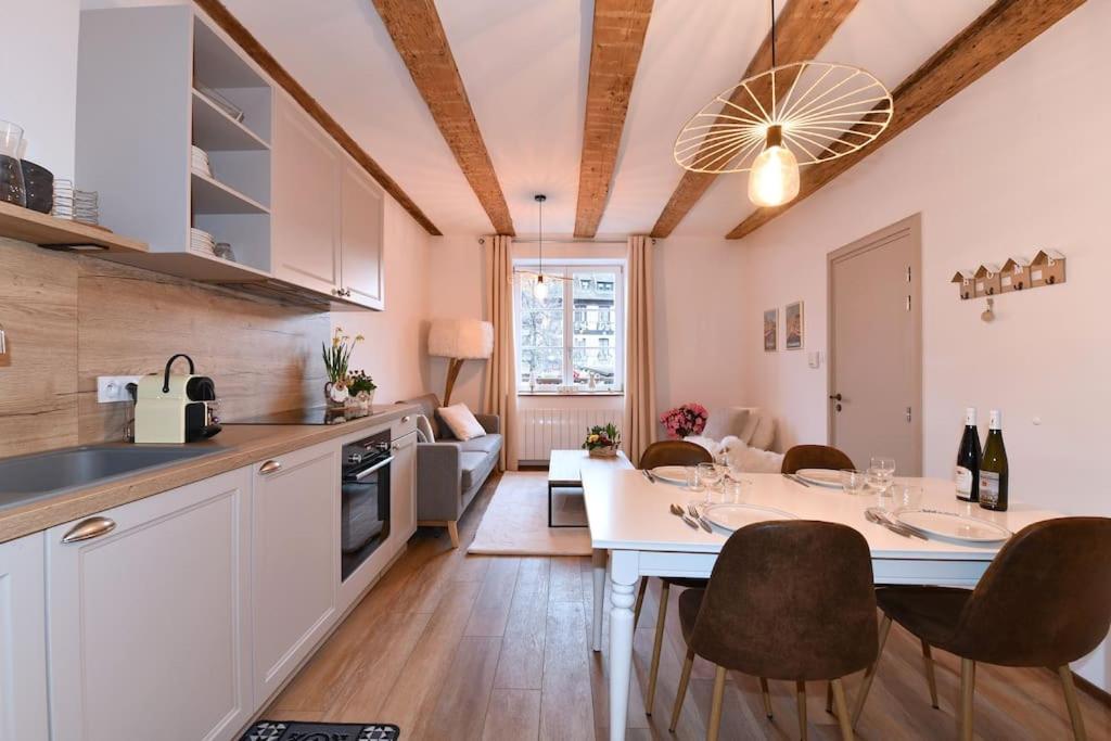 une cuisine et une salle à manger avec une table et des chaises dans l'établissement Dessine-moi un mouton - 4guests -2BR, à Colmar