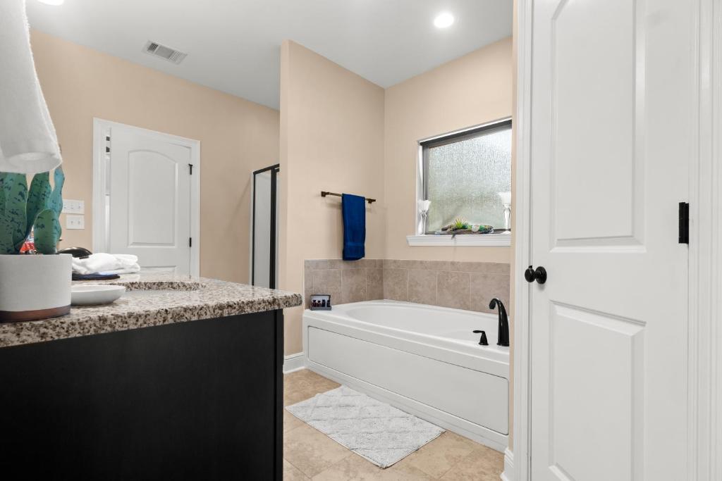 Un baño de Tailored For Work Groups At Thibs Crib