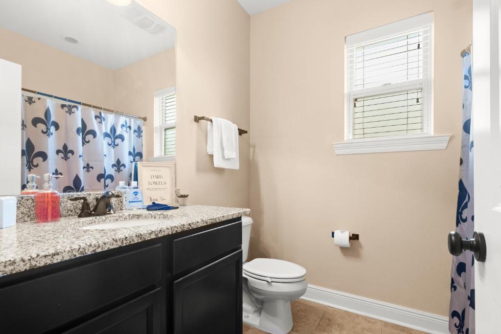 Un baño de Tailored For Work Groups At Thibs Crib