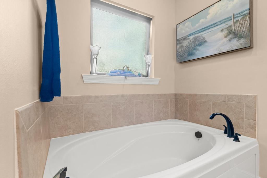 Un baño de Tailored For Work Groups At Thibs Crib