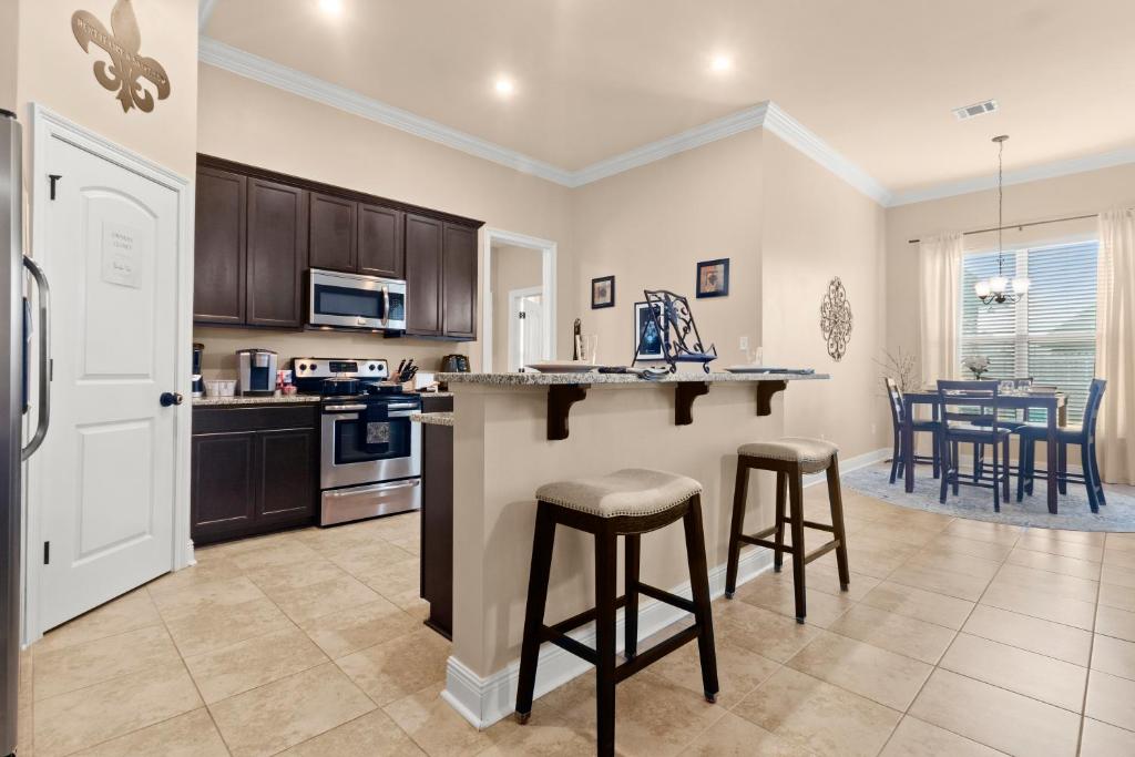 Una cocina o cocineta en Tailored For Work Groups At Thibs Crib