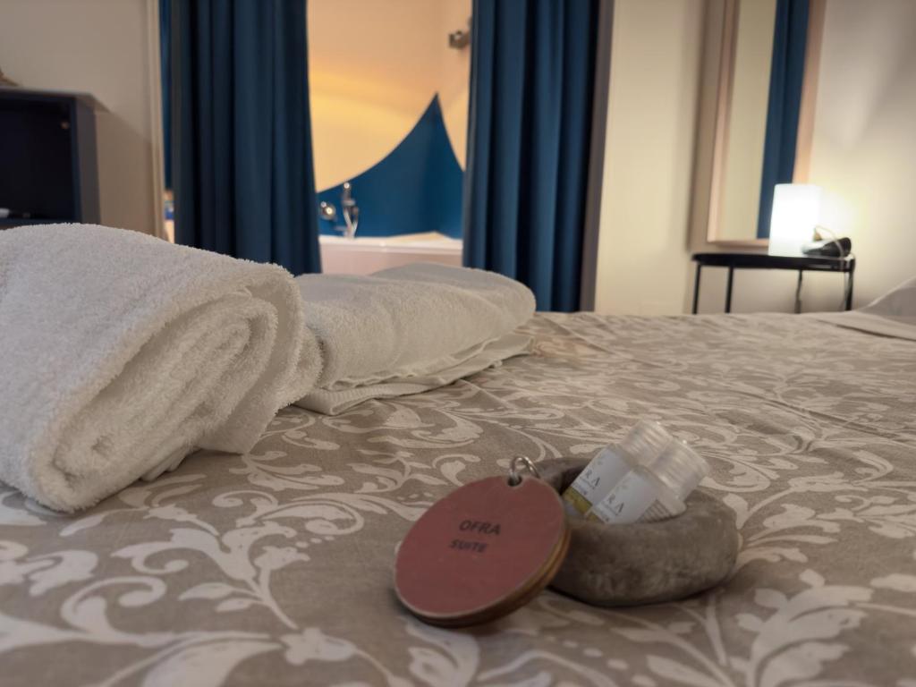 un letto chiuso con asciugamani di Bracco Rooms & Suites - Centro storico di Matera a Matera