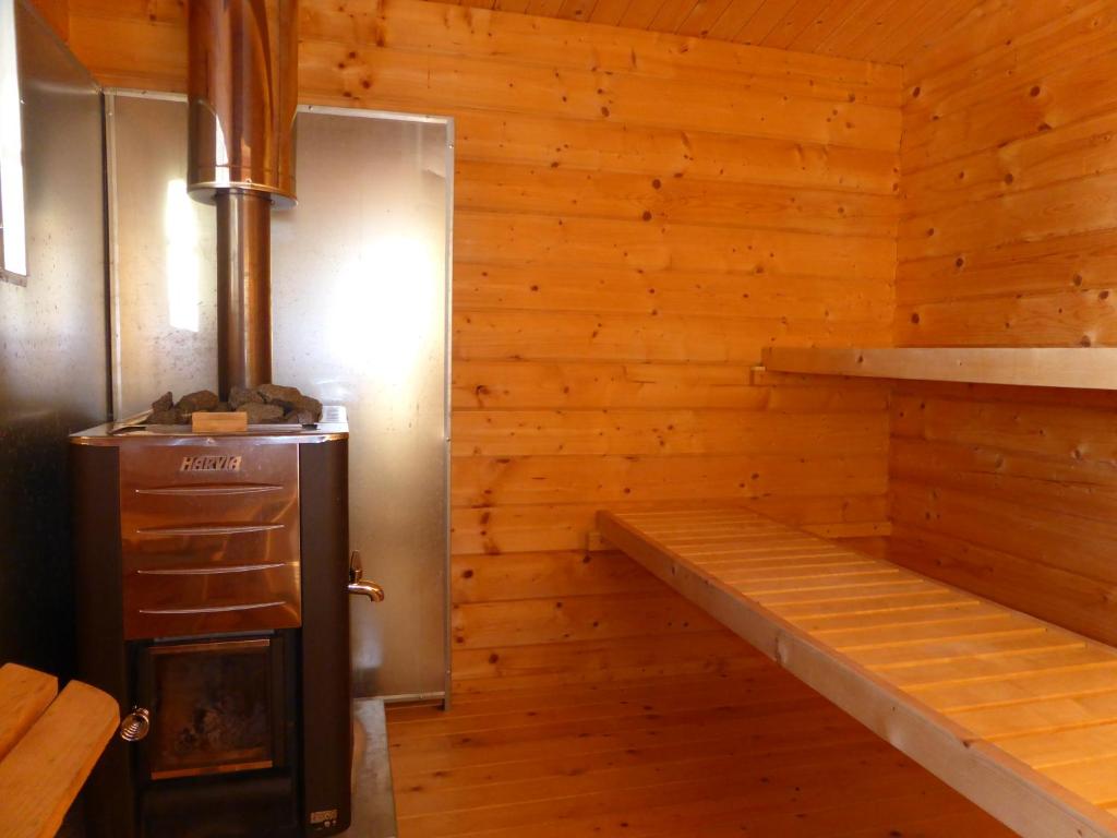 Palanda nebo palandy na pokoji v ubytování Kullerbacka Gästhus