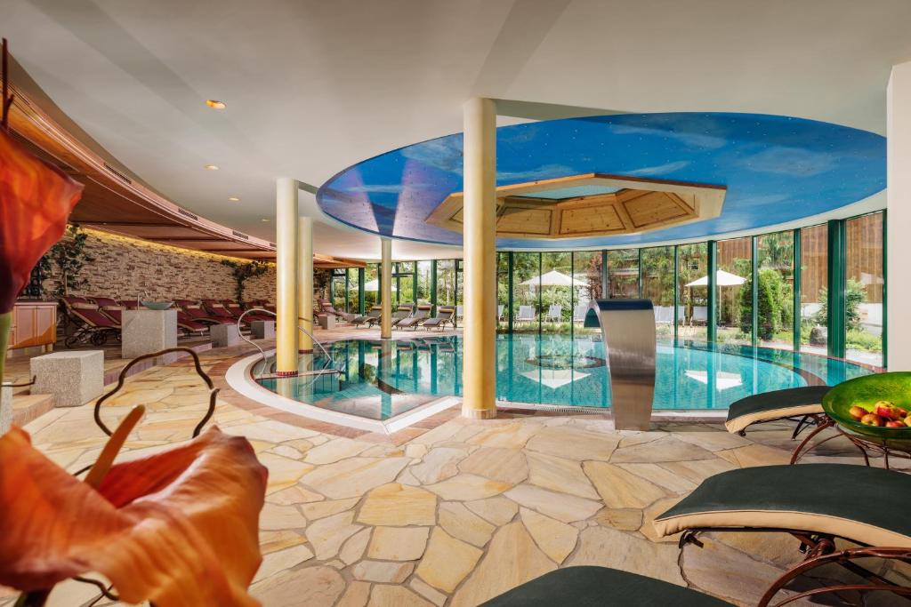 Bazén v ubytování Hirschen Wohlfühlhotel Bregenzerwald nebo v jeho okolí