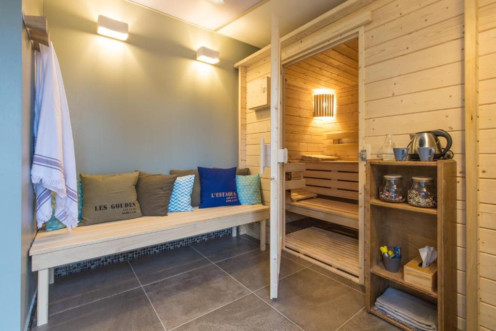 a wooden cabin with a bench in a room at Hôtel 96 in Marseille