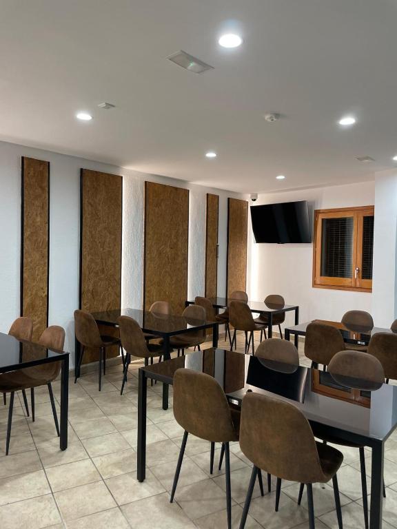 TV a/nebo společenská místnost v ubytování HOTEL ORENETA - Gironella