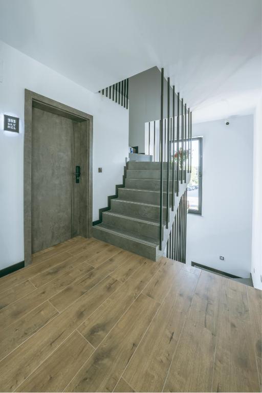 pusty pokój ze schodami i drzwiami w obiekcie SkyHel Apartamenty 101 w mieście Hel