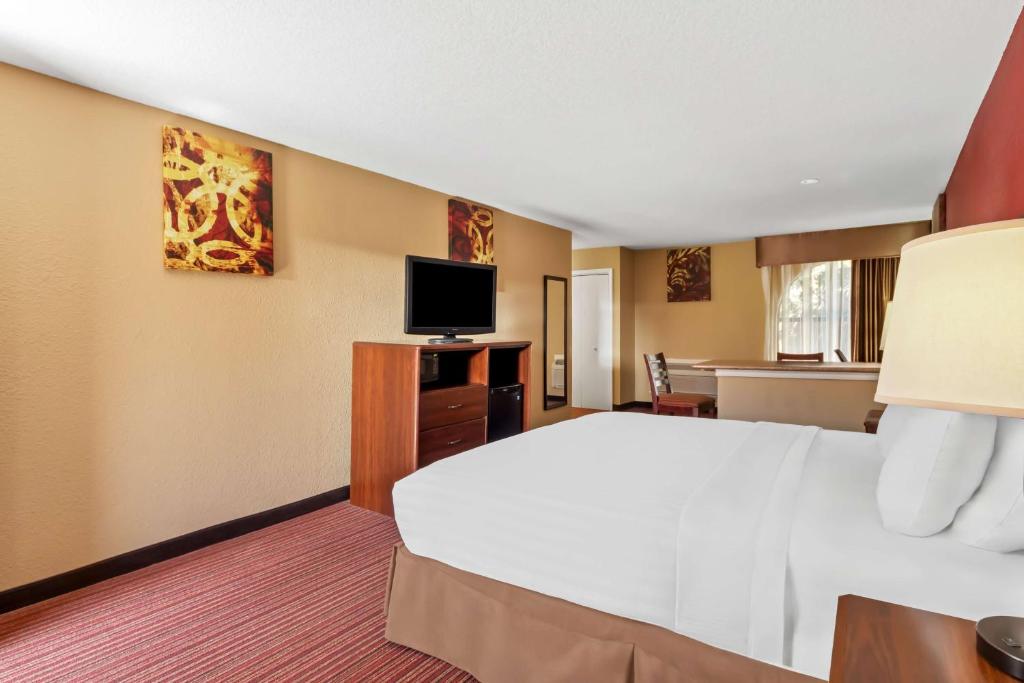 SureStay Plus by Best Western San Antonio Fiesta Inn - Suite King