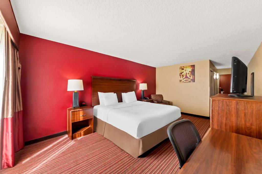 SureStay Plus by Best Western San Antonio Fiesta Inn - Kamer Met Kingsize Bed - Bad Voor Gehandicapten