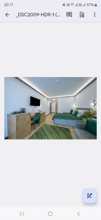 zrzut ekranu pokoju z łóżkiem i telewizorem w obiekcie SkyHel Apartamenty 101 w mieście Hel