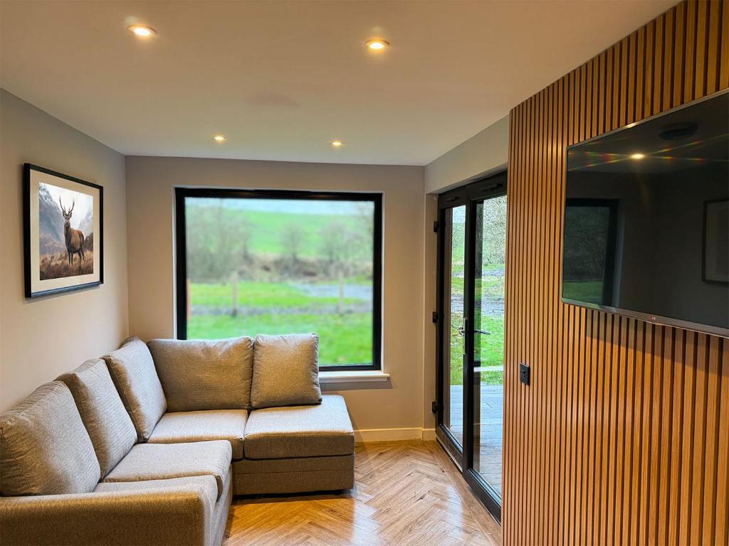 TV a/nebo společenská místnost v ubytování River Logie Lodges