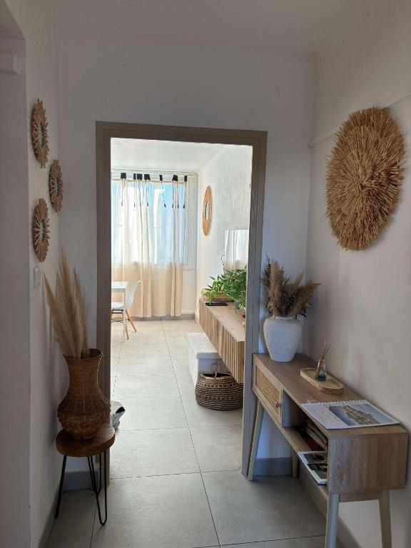 - un couloir avec un miroir, une table et un miroir dans l'établissement Le cocon d'Océ - WIFI, PARKING, ARRIVEE AUTONOME, à 15 minutes de la plage, à Béziers
