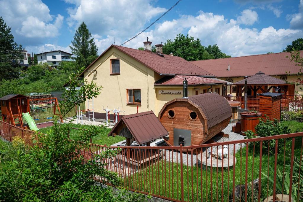 a house with a dog house in the yard at Agroturistika - "Domeček u oveček" in Horní Těrlicko