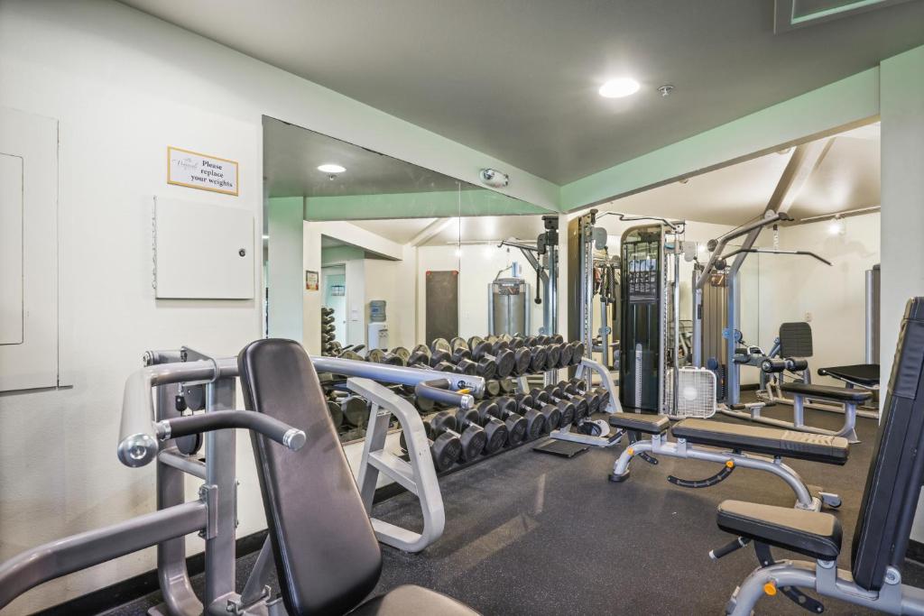 Fitness centrum a/nebo fitness zařízení v ubytování Waipouli Beach Resort and Spa Kauai by OUTRIGGER