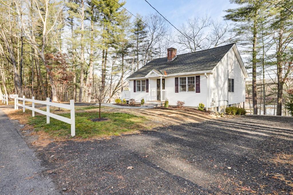 una casa blanca con una valla y una carretera en Less Than 3 Mi to UConn Peaceful Home on Pine lake, en Coventry