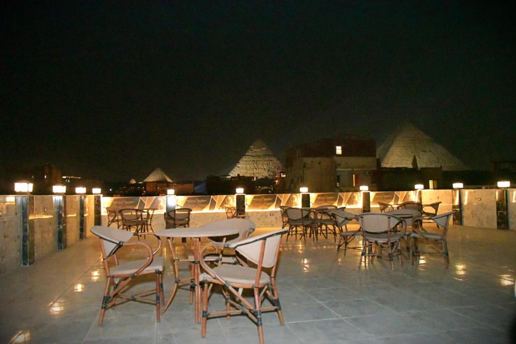 Restoran või mõni muu söögikoht majutusasutuses The View Pyramids Gold one