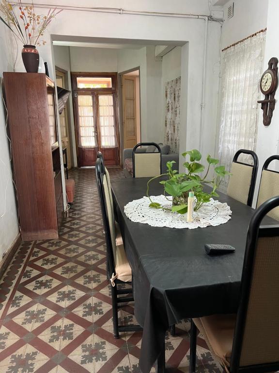 una sala da pranzo con tavolo e sedie neri di Casa Alberdi a Colón