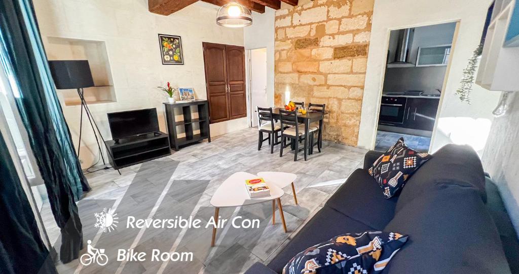 un salon avec un canapé et une table dans l'établissement AC - WIFI - Perfect for exploring Avignon on foot!, à Avignon