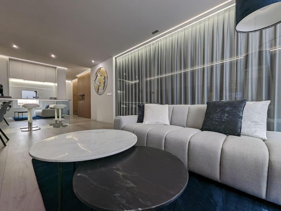 een woonkamer met een bank en een tafel bij Murcia Luxury Plaza de las Flores Apartment in Murcia