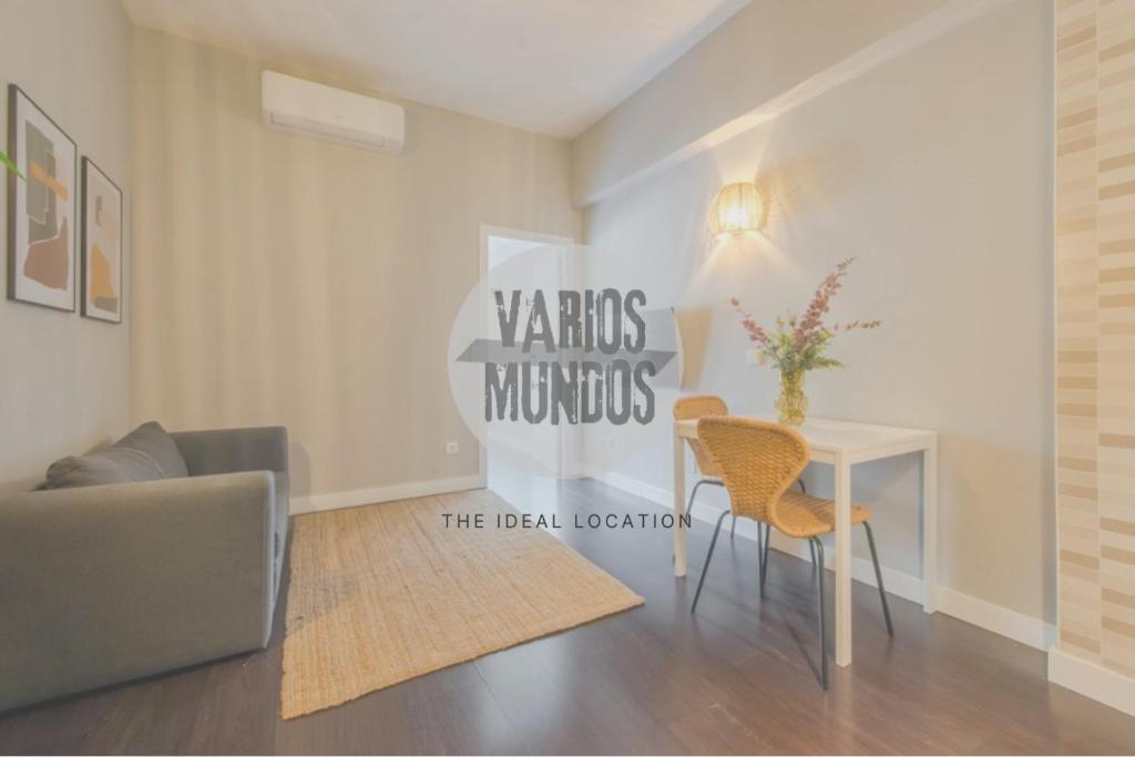 a living room with a table and chairs at Sutil elegancia para 3, en Plaza de Chueca in Madrid