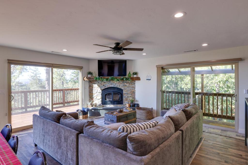 Ruang duduk di Ski, Hike and Fish Mtn-View Gem with Deck in Tuolumne