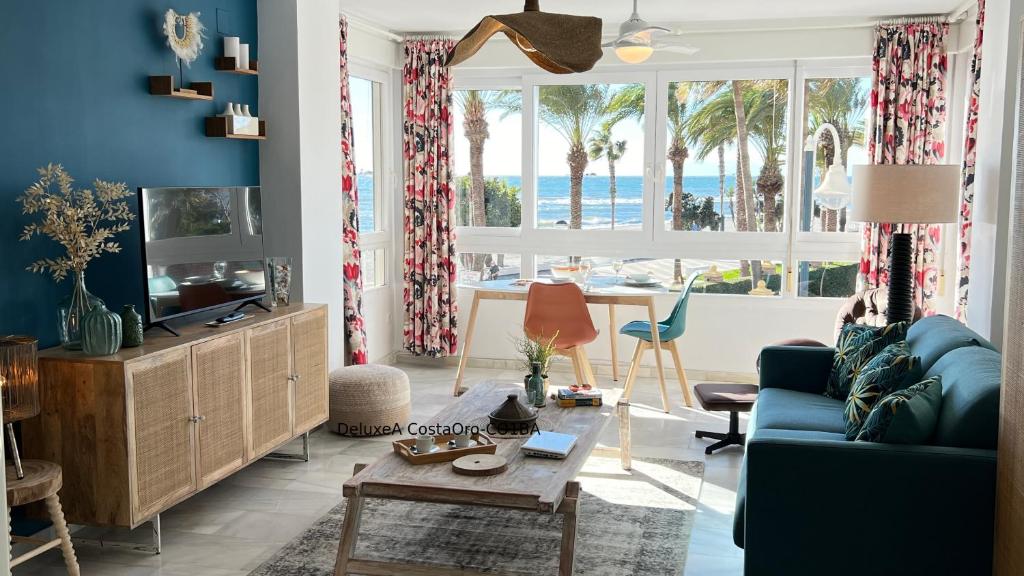 Część wypoczynkowa w obiekcie Primera línea playa Apart 1 Bed CostaOro-CO1BA DELUXE Seafront ó Loft-Studio CostaOro-CO1BB STANDARD