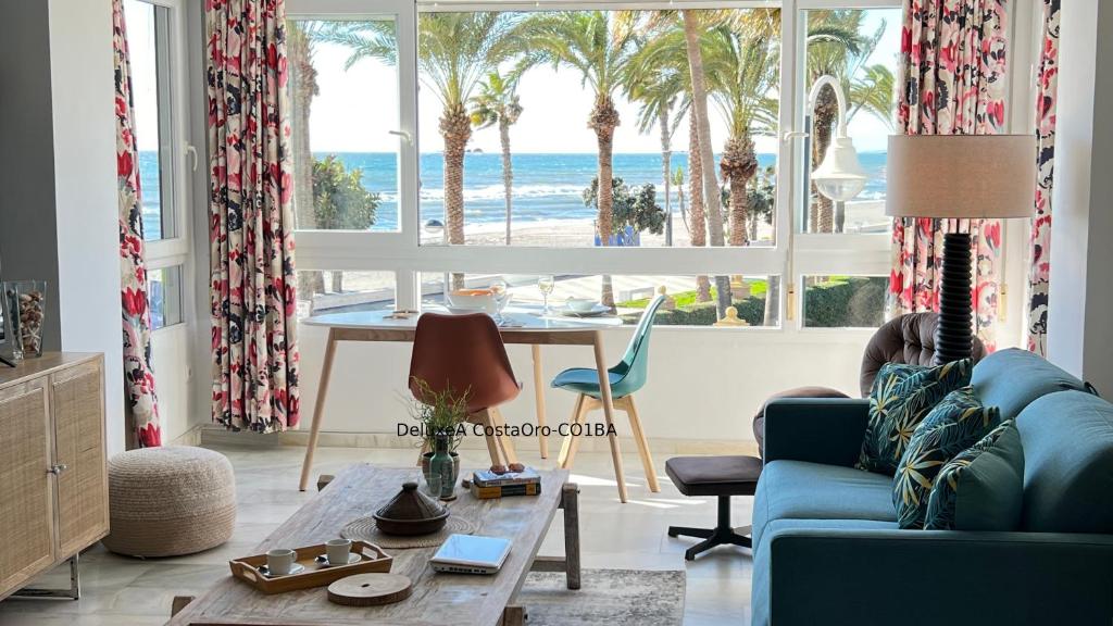 Część wypoczynkowa w obiekcie Primera línea playa Apart 1 Bed CostaOro-CO1BA DELUXE Seafront ó Loft-Studio CostaOro-CO1BB STANDARD