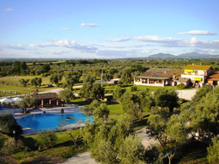 eine Luftaufnahme eines Hauses mit Swimmingpool in der Unterkunft L'Accordo in Vetralla