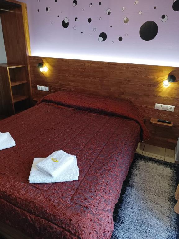 A bed or beds in a room at Xenonas Drimos