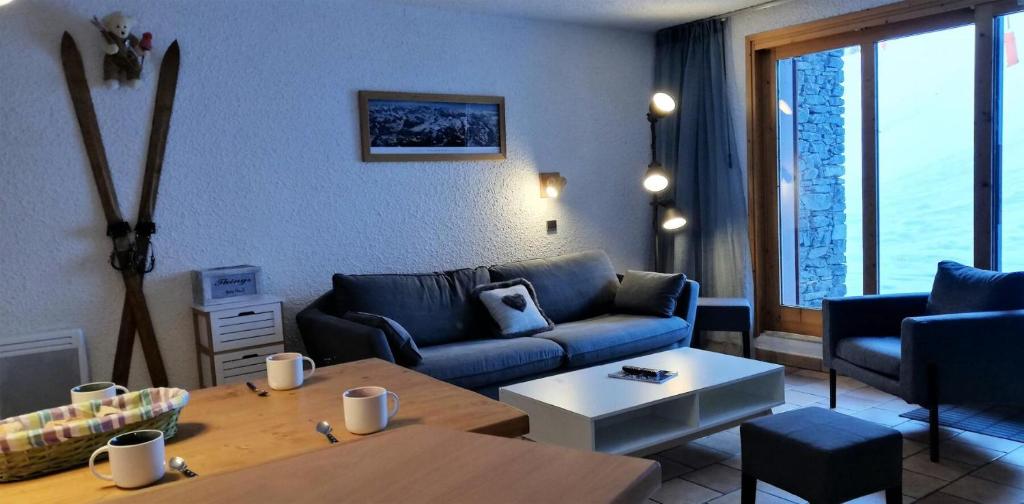 un salon avec un canapé et une table dans l'établissement Résidence La Clef - Appartement 3 pièces pour 8 personnes de 49m² MAE-3831, à La Plagne Tarentaise