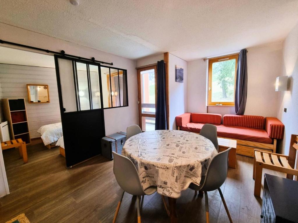 une pièce avec une table, des chaises et un canapé dans l'établissement Résidence Le Zig Zag - ZIG ZAG 14 MAE-3851, à La Plagne Tarentaise