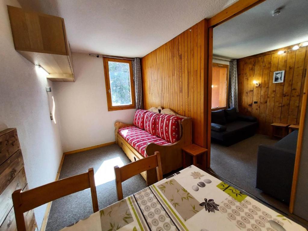 un petit salon avec un canapé et une table dans l'établissement Résidence Le Zig Zag - ZIG ZAG 27 MAE-3841, à La Plagne Tarentaise