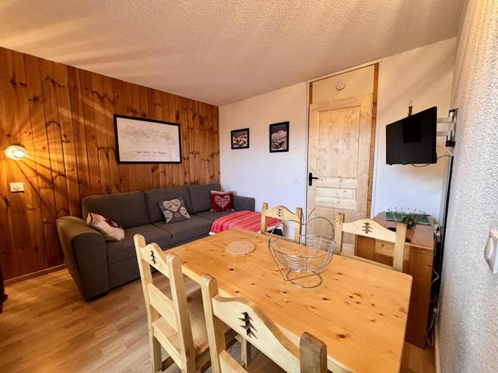 un salon avec une table et un canapé dans l'établissement Résidence L'equerre - Appartement 2 pièces pour 4 personnes de 25m² MAE-3891, à La Plagne Tarentaise