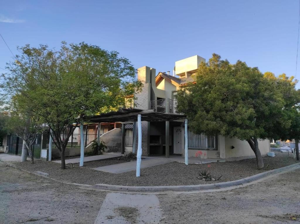 un edificio con due alberi di fronte di Costa magica a Las Grutas