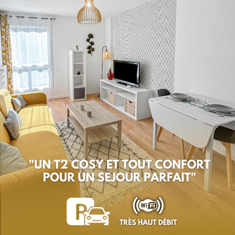 un salon avec un canapé et une table dans l'établissement Appartement lumineux, Wi-Fi et parking privé, à Niort