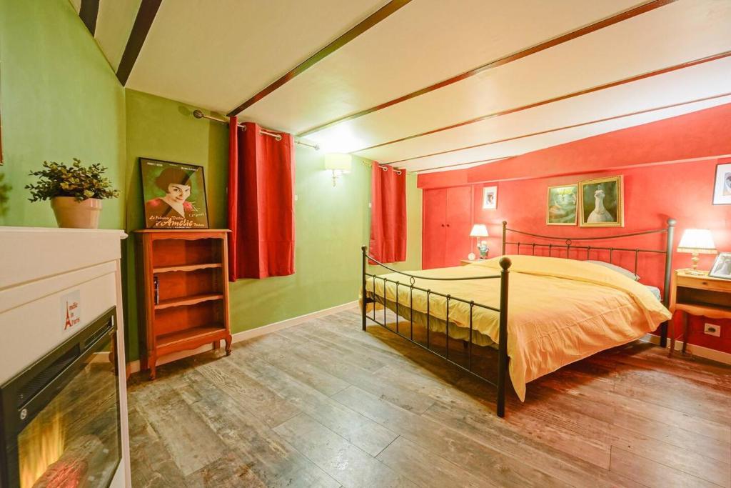 een slaapkamer met een bed met rode muren bij Amelie in Paris in Parijs