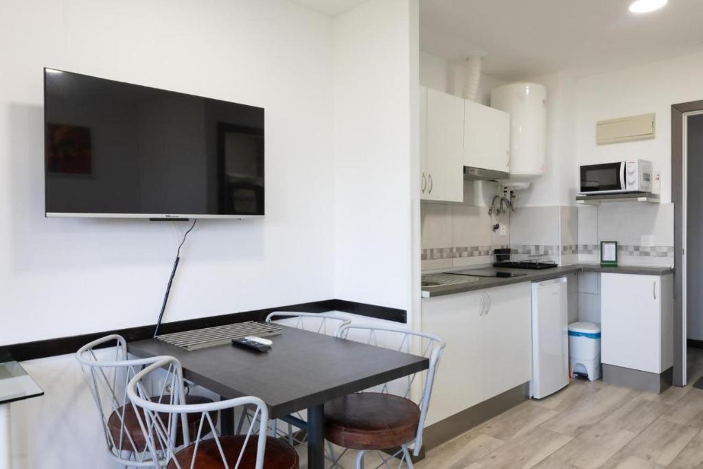 A kitchen or kitchenette at Mirador de Miranda Apartamentos Rural & Spa Inc