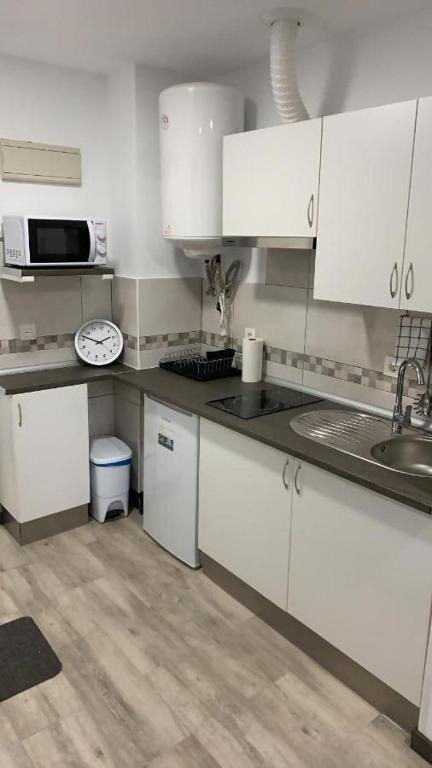 A kitchen or kitchenette at Mirador de Miranda Apartamentos Rural & Spa Inc