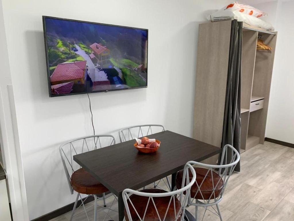 A television and/or entertainment centre at Mirador de Miranda Apartamentos Rural & Spa Inc